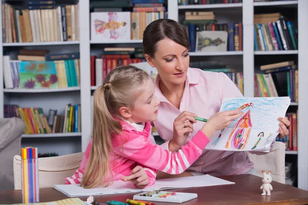 Child psychologist with a little girl — Stock Photo, Image