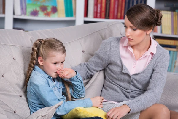 Child psychologist with a little girl — Stock Photo, Image