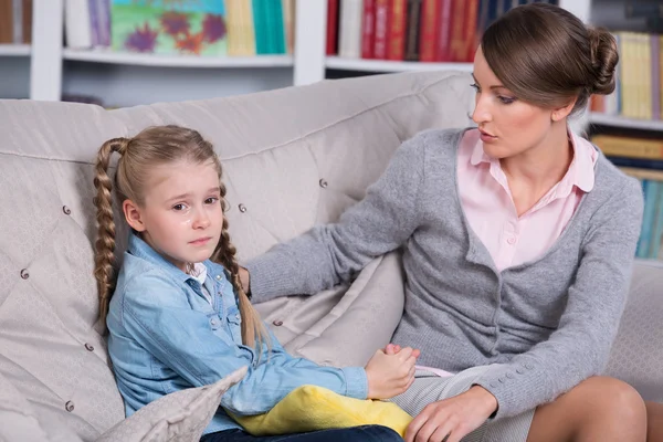 Child psychologist with a little girl — Stock Photo, Image