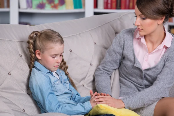 Kinderpsychologe mit einem kleinen Mädchen — Stockfoto