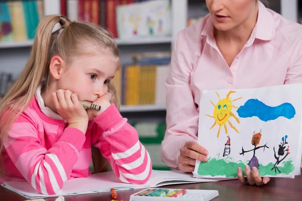 Psicólogo infantil discute dibujar a una niña — Foto de Stock