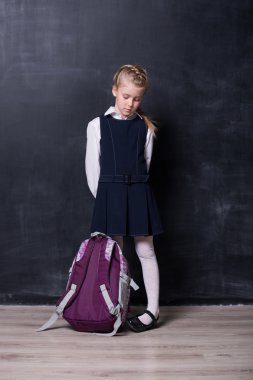 Blackboard yakınındaki latecomers kız öğrenci