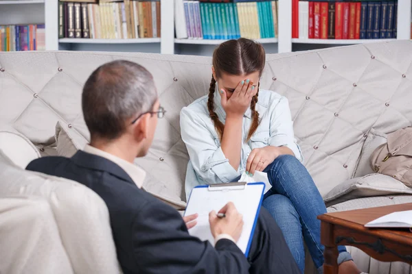 Psykiater og pasient Tenåringsjente – stockfoto