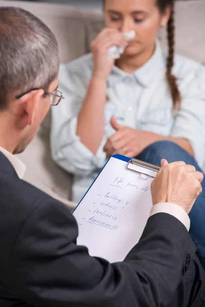 Psiquiatra y paciente Adolescente — Foto de Stock