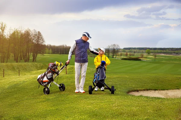 Père avec fils au golf — Photo