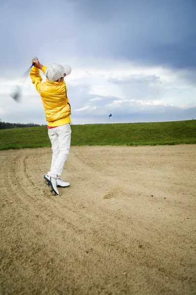 Niño jugando al golf — Foto de Stock