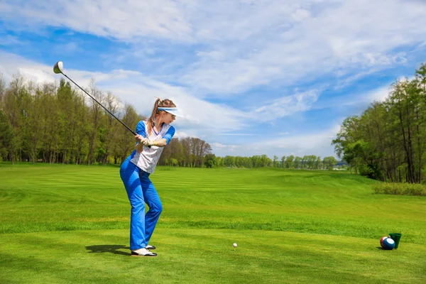 Kvinna som spelar golf — Stockfoto