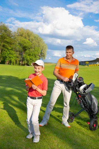 Far med son på golf — Stockfoto