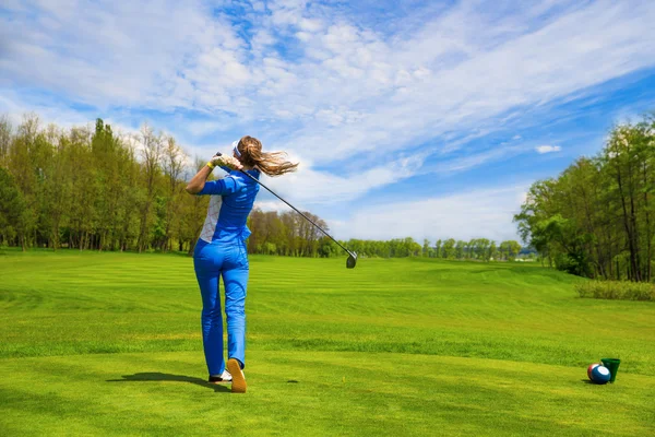 Mujer jugando al golf — Foto de Stock