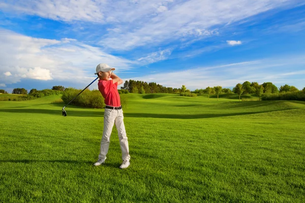 Menino jogando golfe — Fotografia de Stock