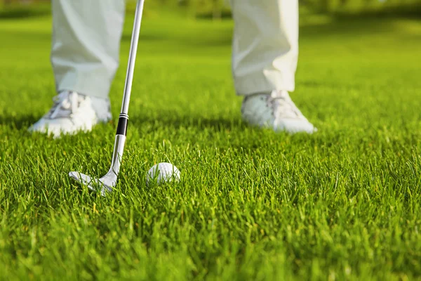 Golfschläger und Ball im Gras — Stockfoto