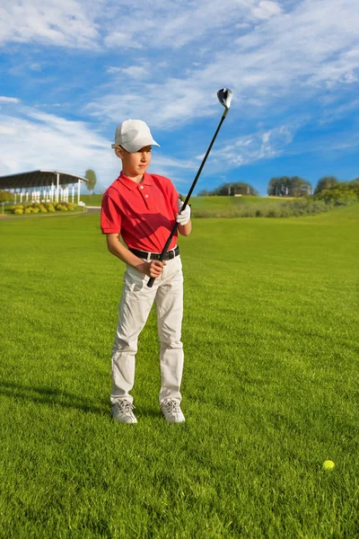 Fiú játszik golf — Stock Fotó
