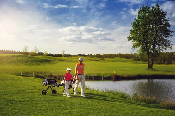 Far med son på golf field — Stockfoto