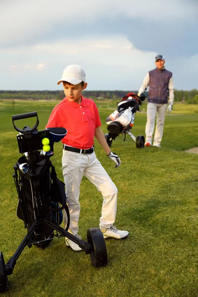 Père avec fils au golf — Photo