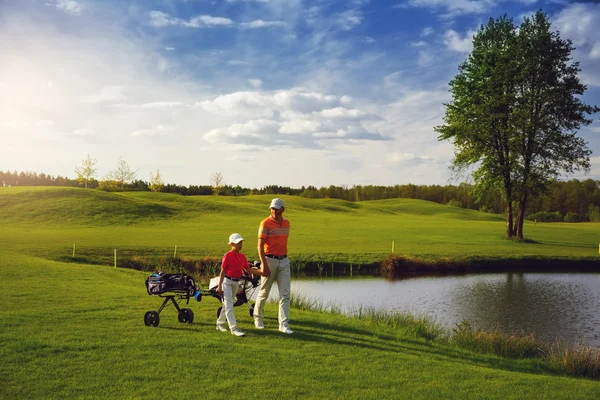 Padre con hijo en el campo de golf — Foto de Stock