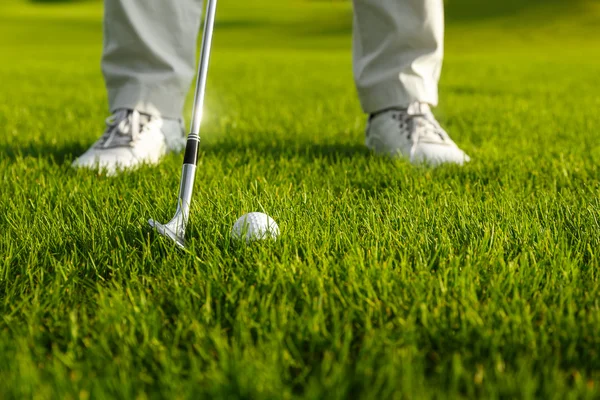 Club de golf y pelota en hierba — Foto de Stock