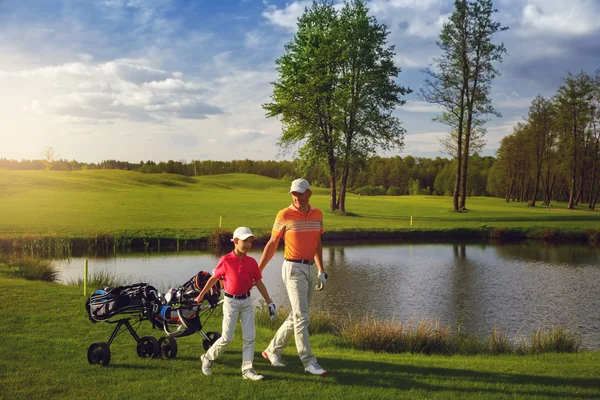 Baba ile oğlu golf alanı — Stok fotoğraf