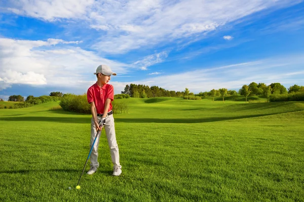 Junge beim Golfspielen — Stockfoto