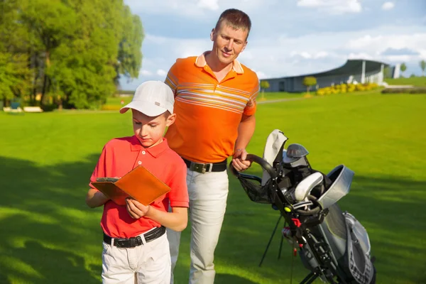 Far med son på golf — Stockfoto