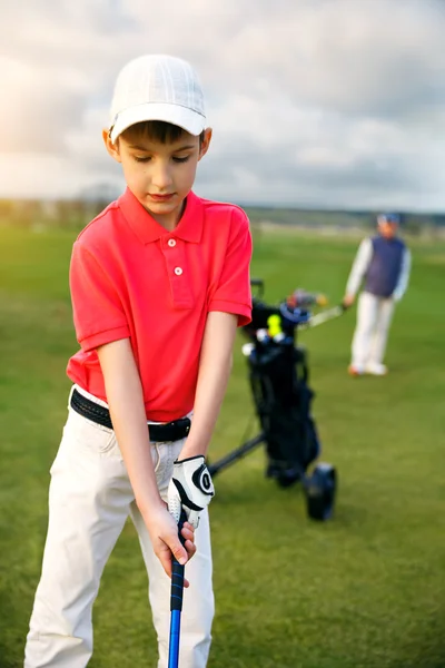 Ragazzo con padre a golf — Foto Stock