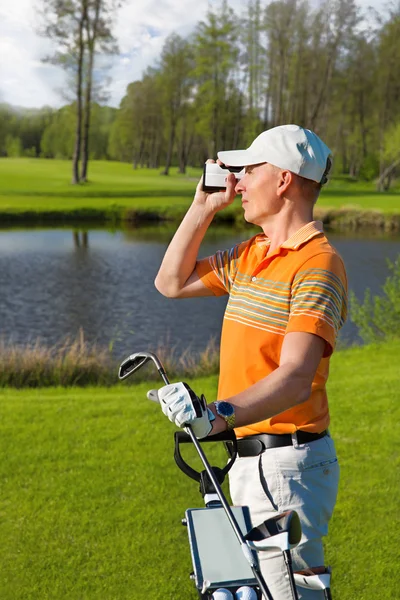 Golfista człowiek oglądać na dalmierz — Zdjęcie stockowe