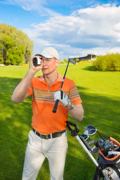 Golfista muž sleduje do dálkoměr — Stock fotografie