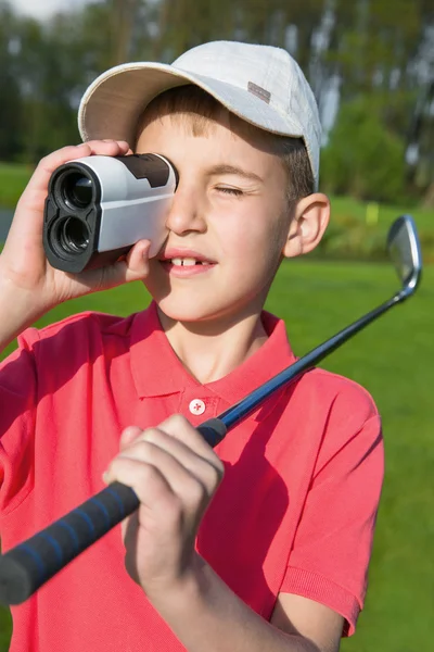 Garçon golfeur regarder dans télémètre — Photo