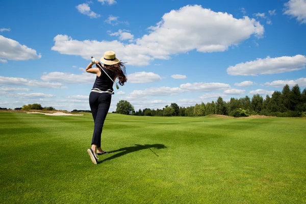 젊은 여성 골프 선수, 후면의 초상화 — 스톡 사진