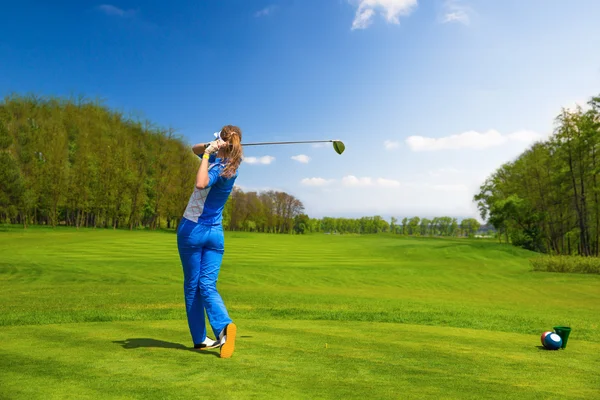 Woman playing golf — Stock Photo, Image