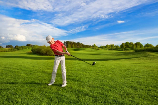 Menino jogando golfe — Fotografia de Stock