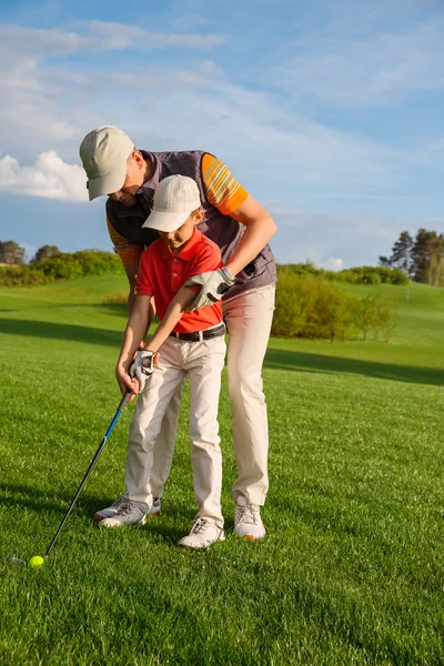 Vader en zoon in golf — Stockfoto