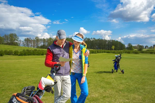 Homem e mulher no golfe — Fotografia de Stock