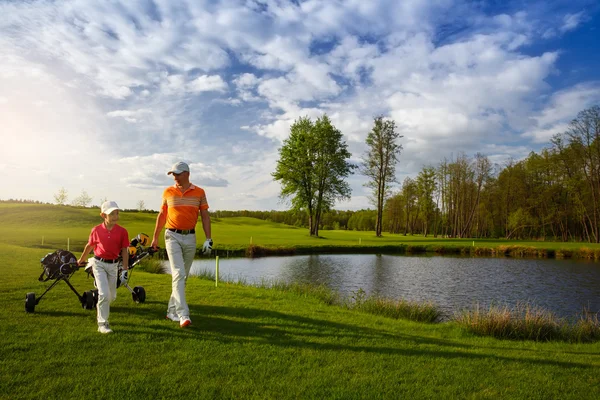 Baba ile oğlu golf alanı