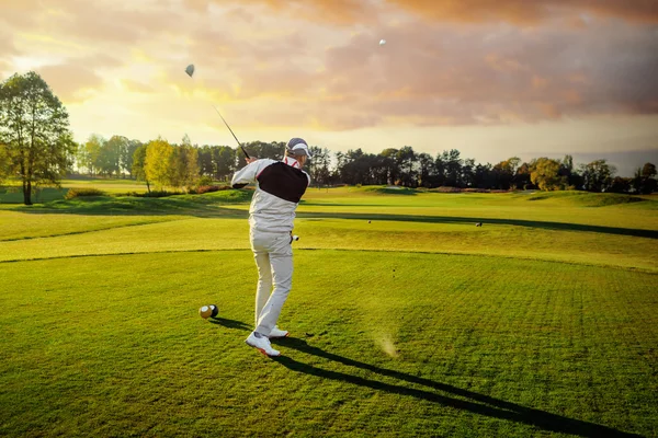 Hombre jugando al golf — Foto de Stock