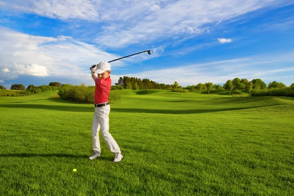 Menino jogando golfe — Fotografia de Stock