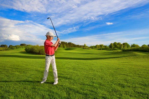 Chłopiec gry w golfa — Zdjęcie stockowe
