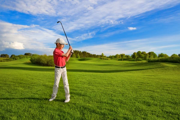 Menino jogando golfe — Fotografia de Stock