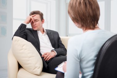 Depresif adam psikolog ile konuşmak