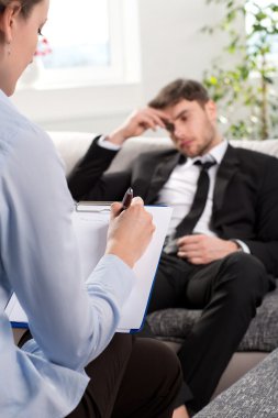 Psikolog ile konuşan ezilen adam