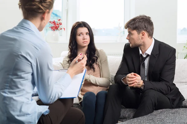 Young couple consults at the psychologist — Stock Photo, Image