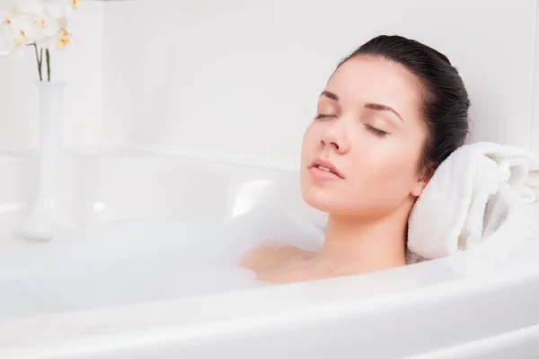 Mulher bonita toma banho de bolha — Fotografia de Stock