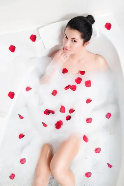 Bella giovane donna prende bagno bolla — Foto Stock