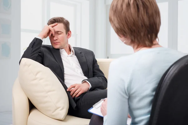 Depressed man talking with psychologist — Stock Photo, Image