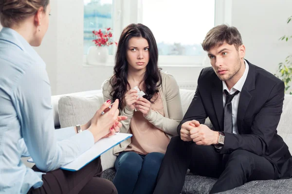 Junges Paar berät sich beim Psychologen — Stockfoto