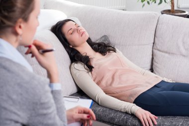 Psikiyatrist ve kadın hasta