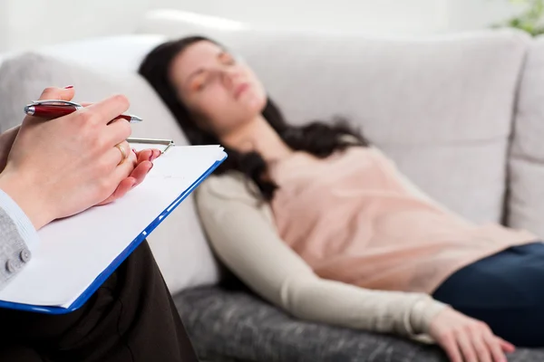 Psiquiatra y paciente mujer — Foto de Stock