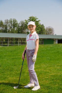 Golf oynayan kız