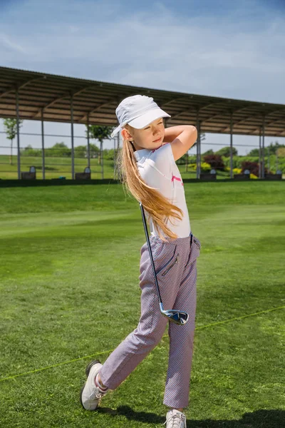 Mädchen spielt Golf — Stockfoto