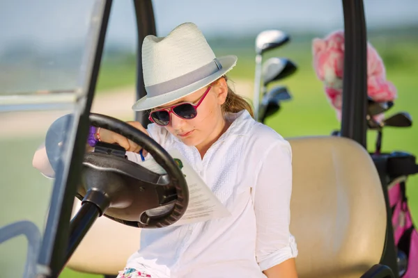 Chica en el golf —  Fotos de Stock