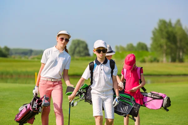 Escuela de golf para niños — Foto de Stock